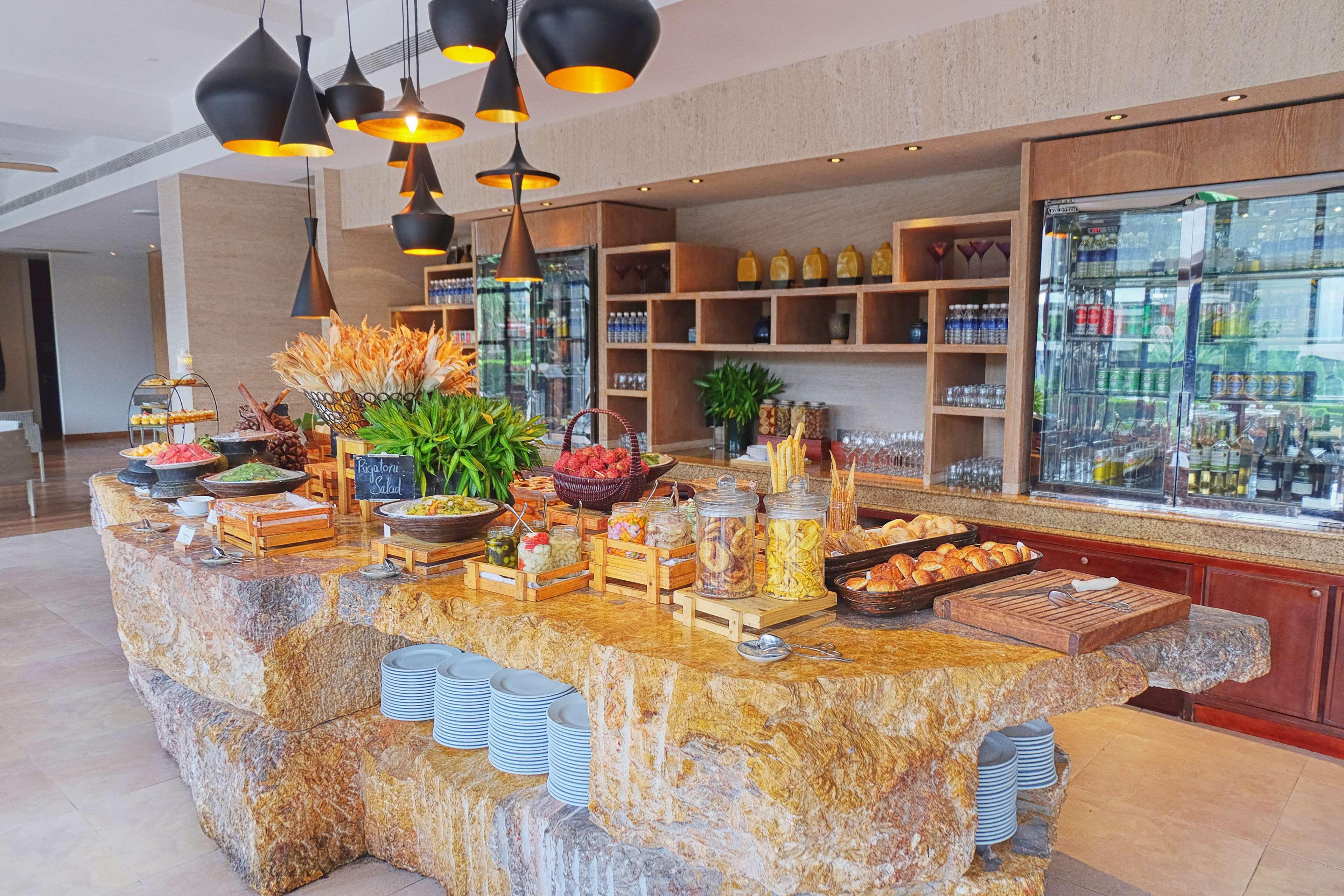 Hyatt Regency Danang Resort And Spa Da Nang Exterior foto The buffet at the lobby