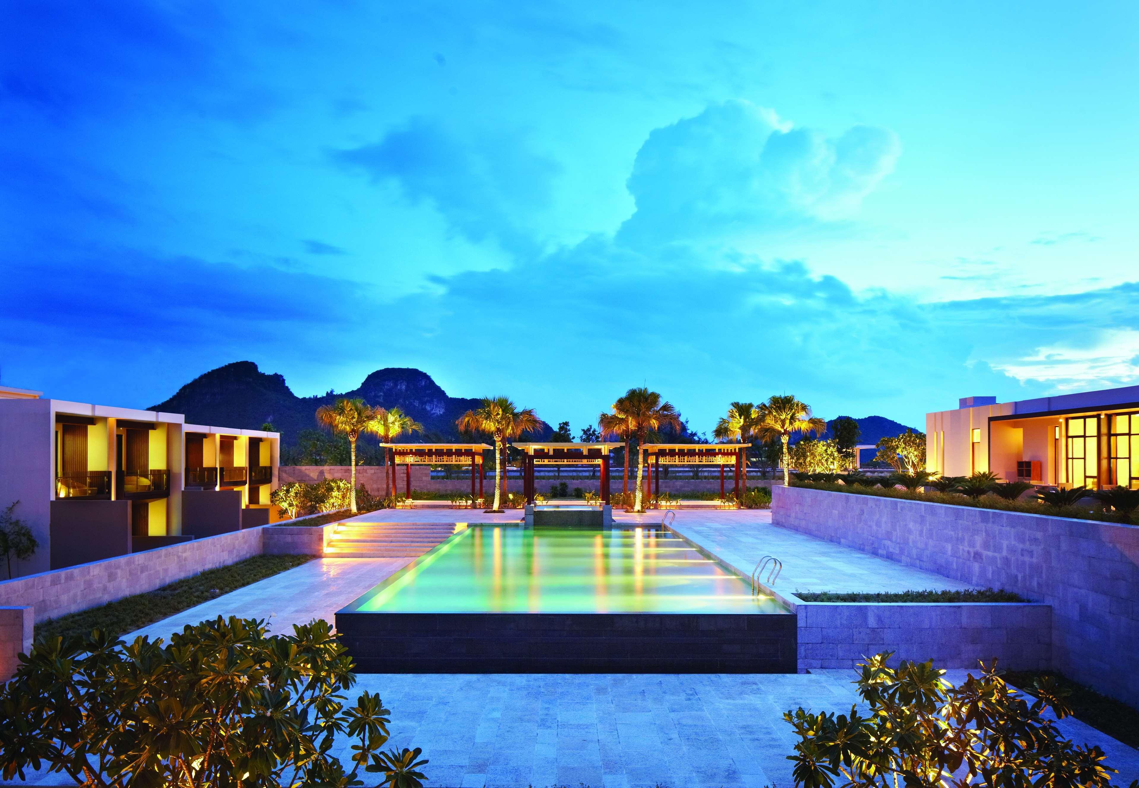 Hyatt Regency Danang Resort And Spa Da Nang Exterior foto The resort at dusk