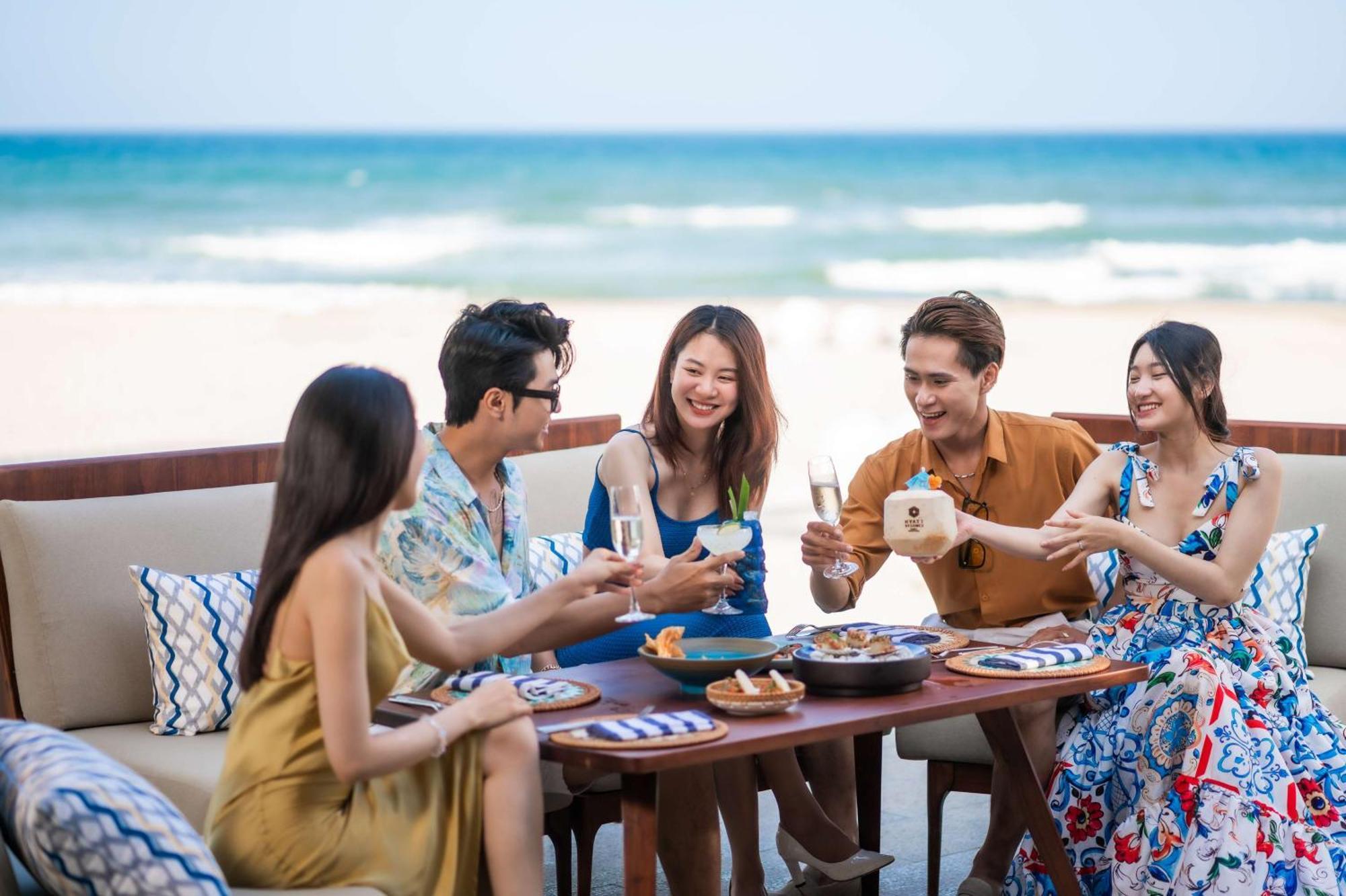 Hyatt Regency Danang Resort And Spa Da Nang Exterior foto A group of tourists in Nha Trang