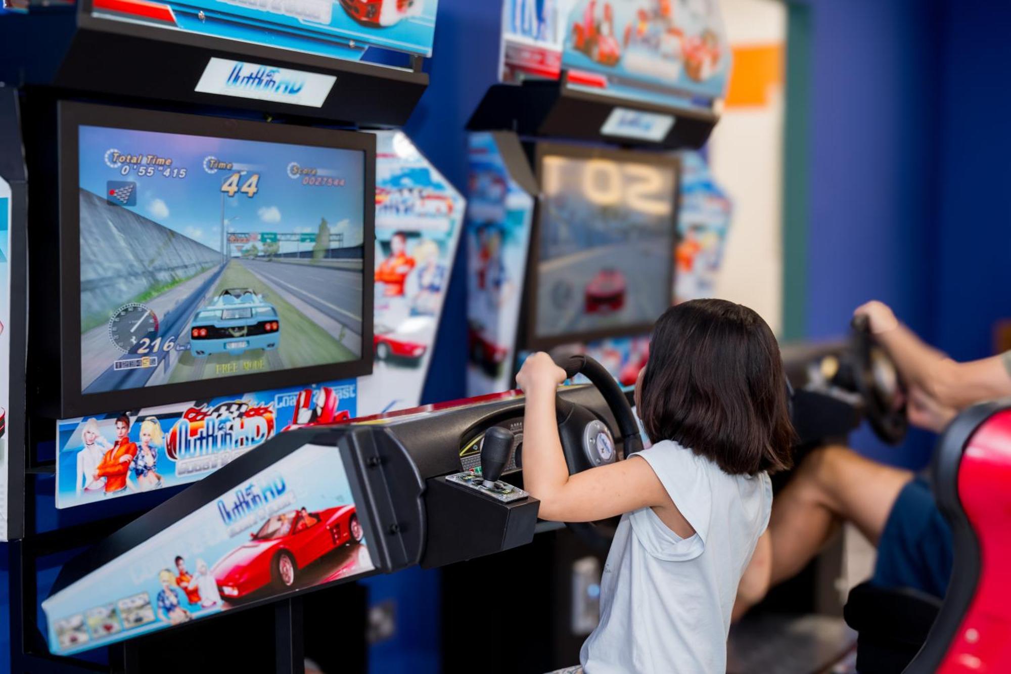Hyatt Regency Danang Resort And Spa Da Nang Exterior foto A girl playing a racing game