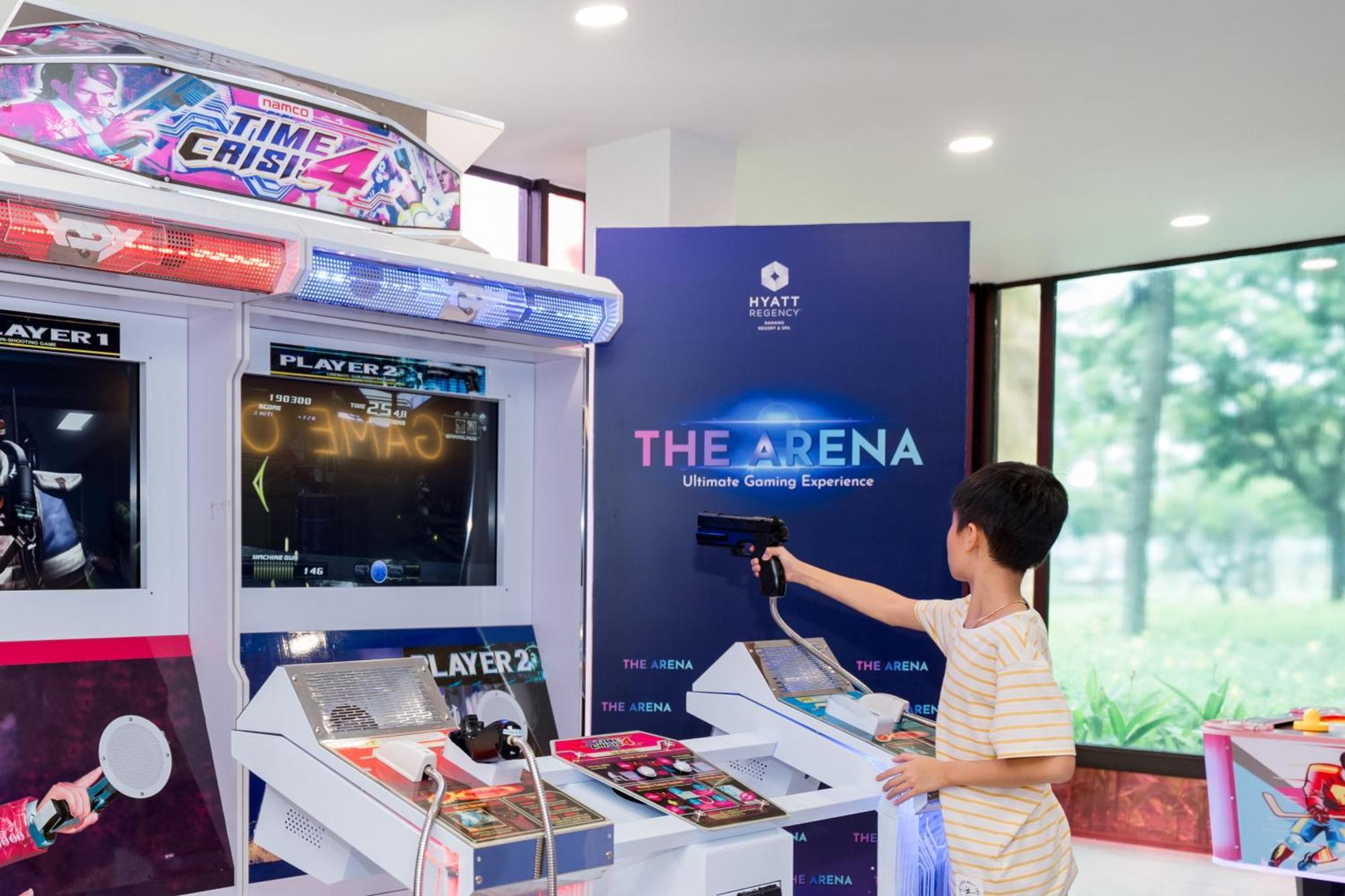Hyatt Regency Danang Resort And Spa Da Nang Exterior foto A child playing a shooting game